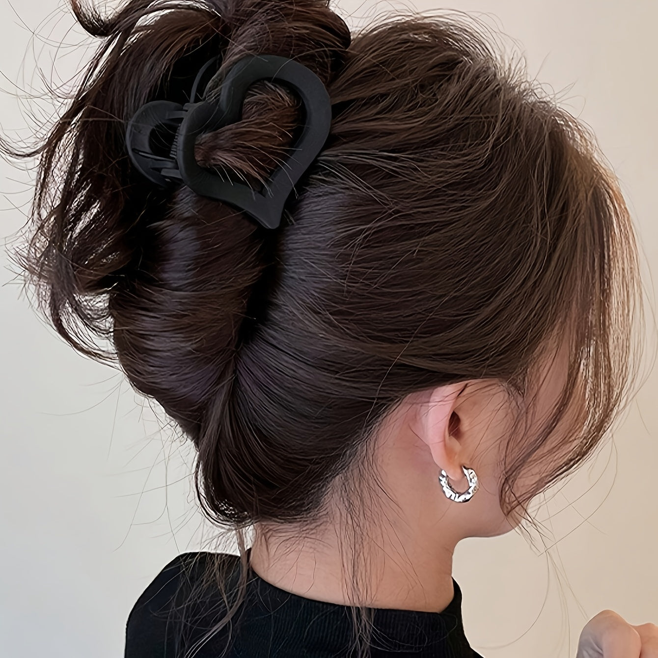 A Set of 1/2/4 Heart-Shaped Hair Clips - Cute And Minimalist Plastic Hair Additions for Women