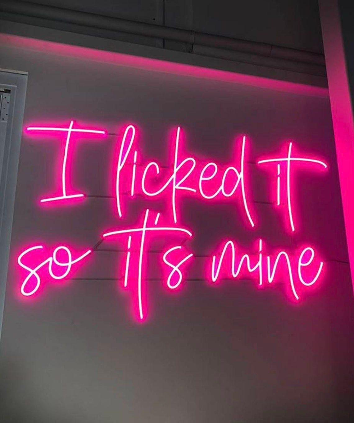 “I Licked It So It’s Mine” Neon Sign – Funny LED Wall Light for Bedroom, Dorm Room Decor, Trendy Gift Idea